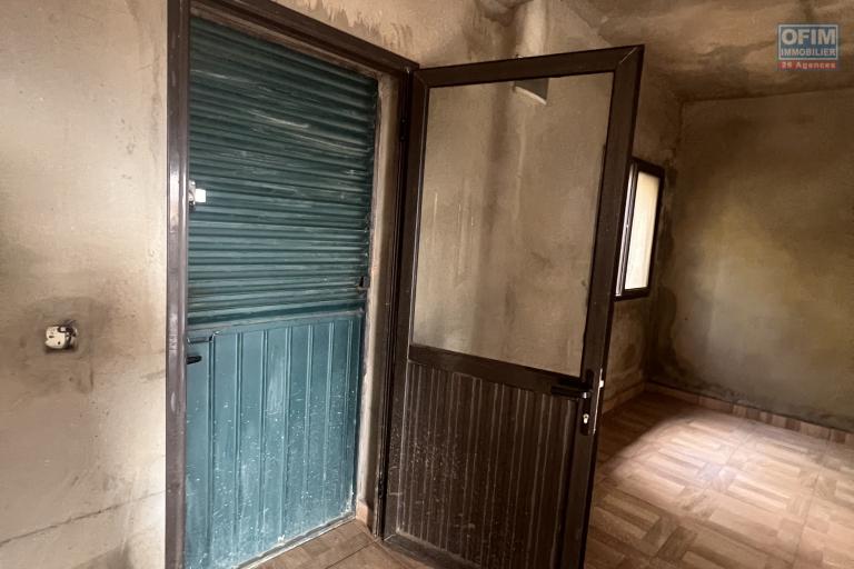 A VENDRE- Villa basse &agrave; terminer &agrave; Lohanosy Ambohijanaka Nord - porte de living