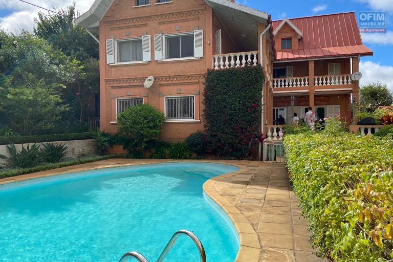 Une villa F6 de type traditionnel avec piscine &agrave; Ambatobe