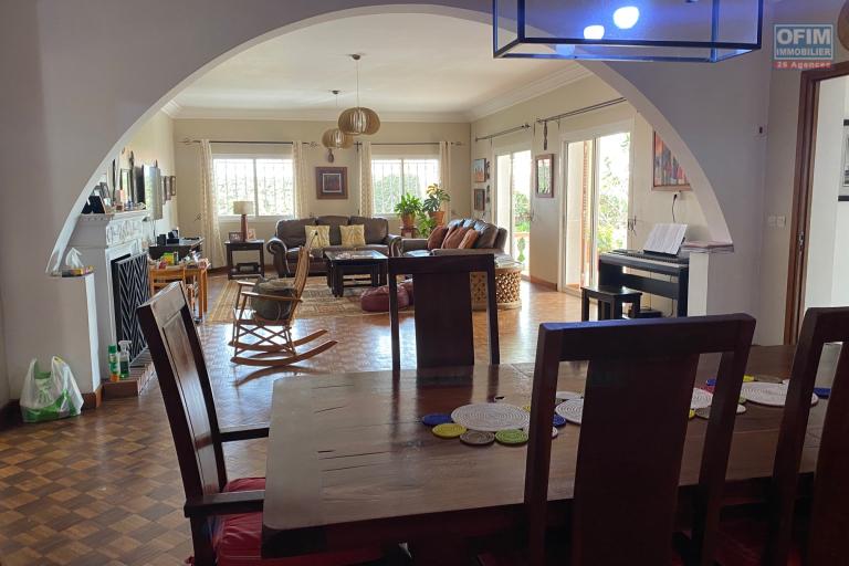 Une villa F6 de type traditionnel avec piscine &agrave; Ambatobe