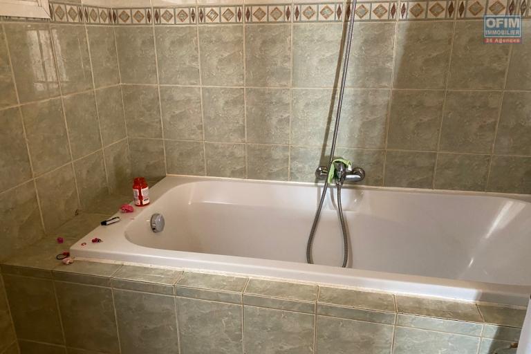 Une villa F6 de type traditionnel avec piscine &agrave; Ambatobe