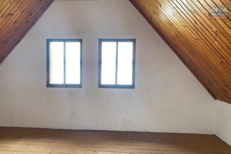 Une villa F6 de type traditionnel avec piscine &agrave; Ambatobe