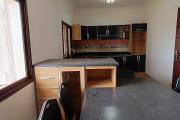 A VENDRE une propri&eacute;t&eacute; de 2250m2 avec maison F8 , salle &eacute;v&egrave;nementielle et piscine &agrave; Alasora , c contact Francia