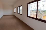 A VENDRE une propri&eacute;t&eacute; de 2250m2 avec maison F8 , salle &eacute;v&egrave;nementielle et piscine &agrave; Alasora , c contact Francia