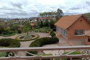 A VENDRE une propri&eacute;t&eacute; de 2250m2 avec maison F8 , salle &eacute;v&egrave;nementielle et piscine &agrave; Alasora , c contact Francia