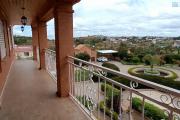 A VENDRE une propri&eacute;t&eacute; de 2250m2 avec maison F8 , salle &eacute;v&egrave;nementielle et piscine &agrave; Alasora , c contact Francia