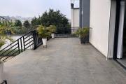 Un grand appartement T5 en duplex meubl&eacute; &agrave; Ambohitrarahaba