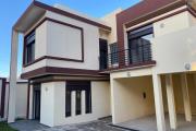Une villa F5 de standing avec piscine &agrave; Ambatobe