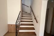 &Agrave; louer &ndash; Ensemble de 3 appartements (RDC + 1er &eacute;tage) &ndash; Analamahitsy Park - escalier interne au RDC