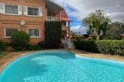 Une villa F6 de type traditionnel avec piscine &agrave; Ambatobe