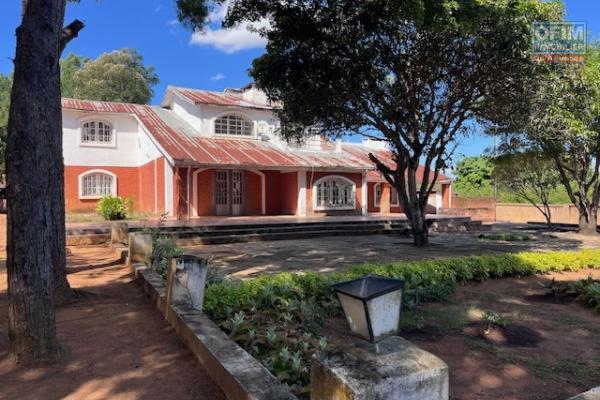 Vente d'un grande propri&eacute;t&eacute; avec un terrain de 5 765 m2 &agrave; Anosy Avaratra Lazaina