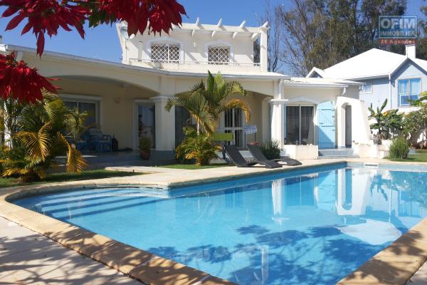A louer une villa F6 semi meubl&eacute;e avec piscine &agrave; 5mn &agrave; pied du Lyc&eacute;e Fran&ccedil;ais Ambatobe