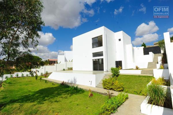 Vente d'un villa F4 neuve d'architecture moderne sur un terrain de 1 259 m2 &agrave; Ilafy Antsapandrano