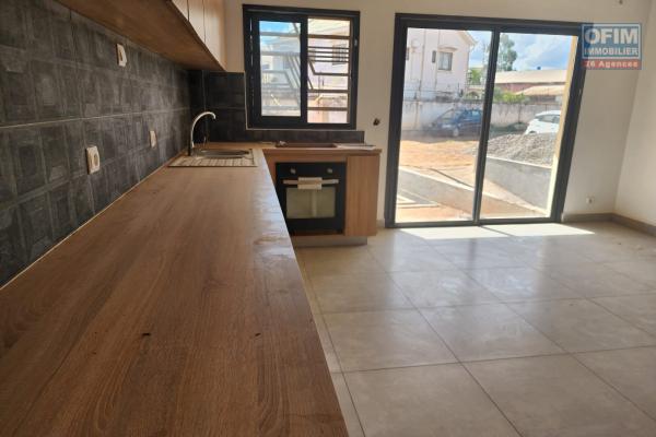 A louer un spacieux appartement F1 avec un jardin privatif dans un immeuble neuf de standing &agrave; proximit&eacute; imm&eacute;diate des commodit&eacute;s situ&eacute; &agrave; Talatamaty