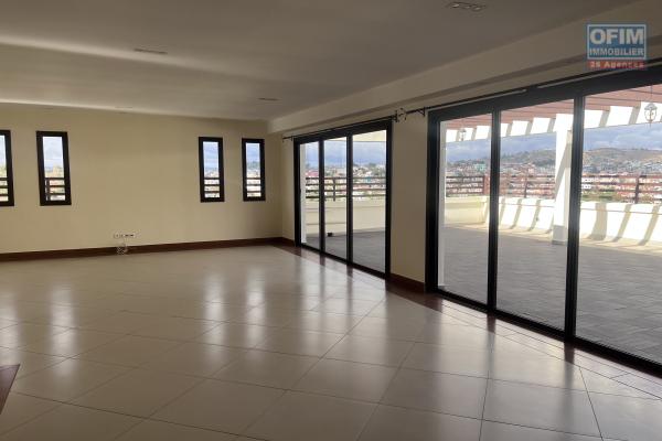 Un appartement T3 s&eacute;curis&eacute; avec une grande terrasse &agrave; Androhibe