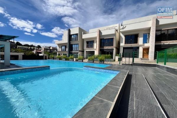 Trois villas neuves en copropri&eacute;t&eacute; avec une piscine &agrave; Ambatobe
