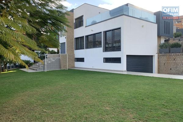 Vente d'une villa F6 meubl&eacute;e de standing &agrave; Iavoloha Mandrimena
