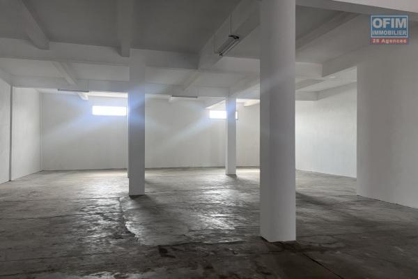 Deux entrep&ocirc;ts de 630m2 et de 874m2 &agrave; Ambohibao
