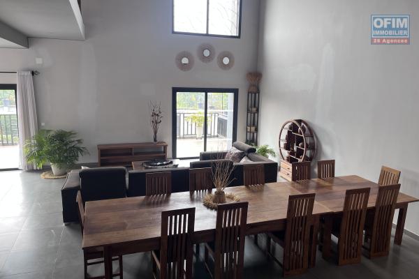 Un grand appartement T5 en duplex meubl&eacute; &agrave; Ambohitrarahaba