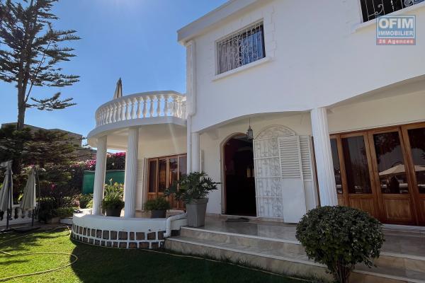Une villa F4 semi meubl&eacute;e avec jardin &agrave; Alasora