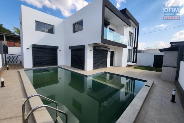 A louer superbe villa neuve de standing type F5 avec piscine &agrave; Mandrosoa Ivato