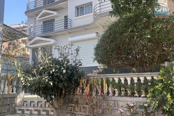 Une maison F8 sur 3 niveaux &agrave; Analamahitsy