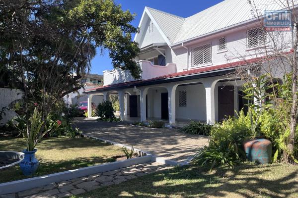 Une belle villa F6 &agrave; Ambatobe tout pr&egrave;s du Lyc&eacute;e Fran&ccedil;ais
